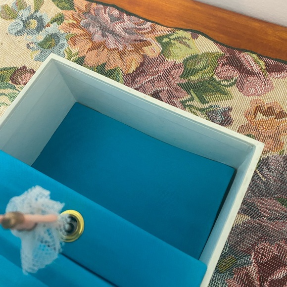 Vintage big eyed girl ballerina Jewelry Box with flowers & butterflies - Picture 13 of 13